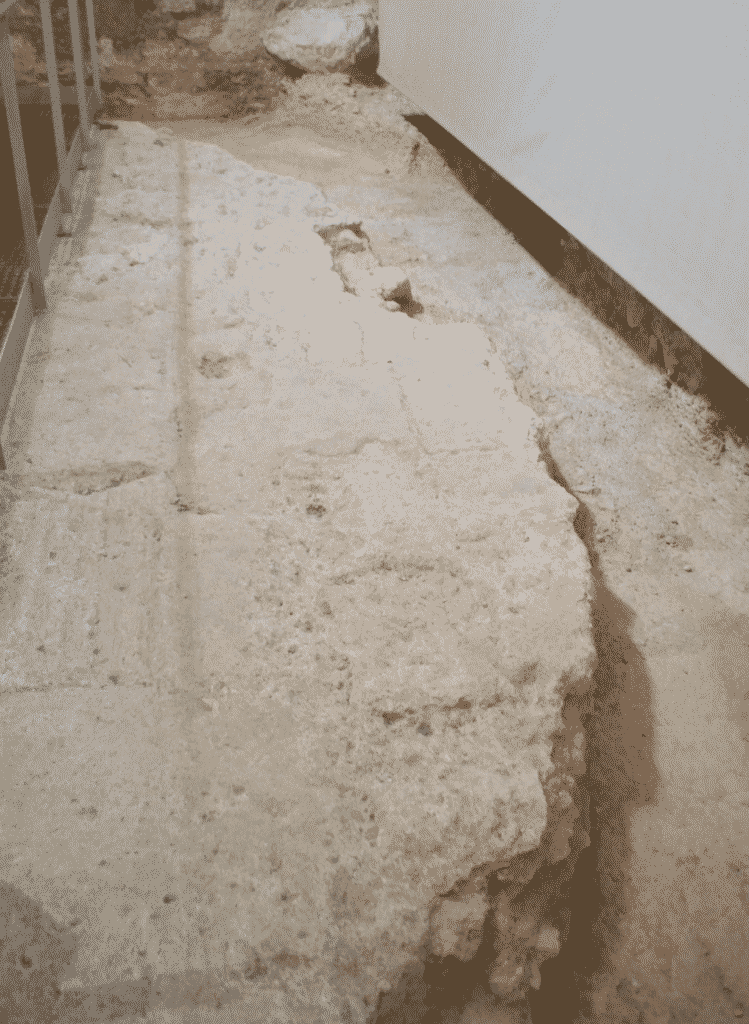 Resti dello strato di preparazione del pavimento dell’esedra e impronta di lastre decorative