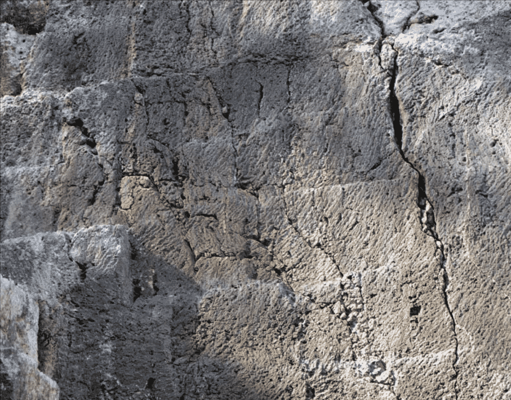 Cava di El Mèdol, evidenze di strumenti di lavoro e tracce in negativo dell’estrazione di blocchi su un fronte di cava.