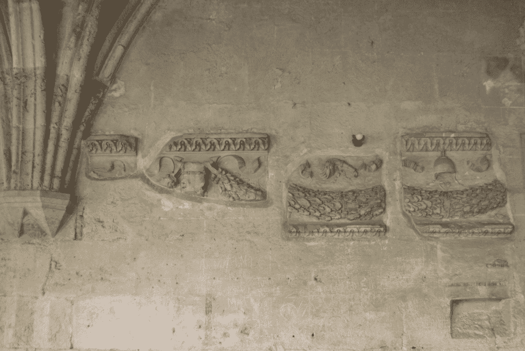 Fregio con ghirlande e bucrani inserito nel muro del chiostro della cattedrale.