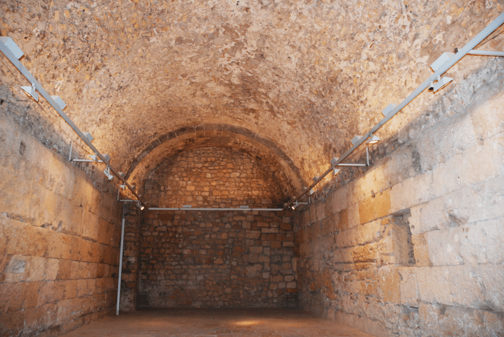 Ambiente sostruttivo posto al secondo livello nel lato orientale della terrazza, denominato Volta del Sarcòfag d’Hipòlit e attualmente incluso nel Museu d’Història de Tarragona.