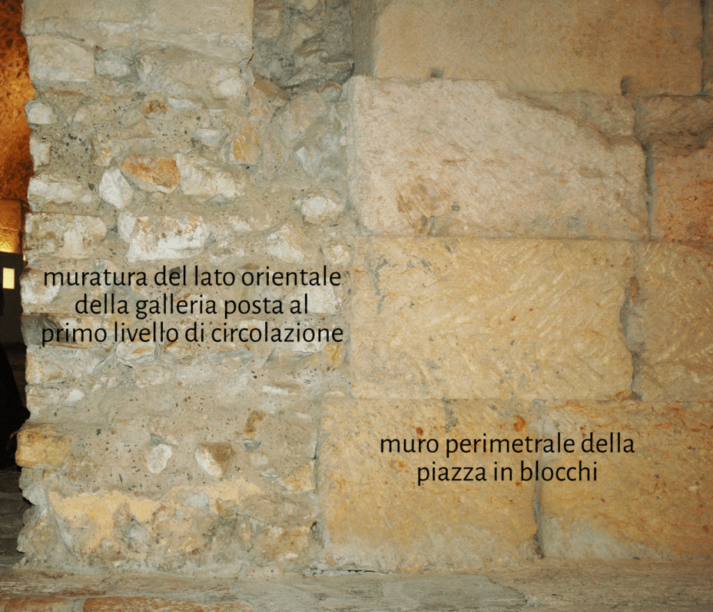 Dettaglio della relazione stratigrafica tra il muro perimetrale esterno della piazza e la muratura del lato orientale della Volta de la Tecleta rivestita con paramento in blocchetti in pietra di Santa Tecla/llisós.