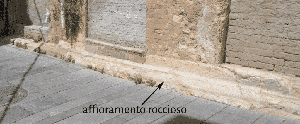 Resti conservati presso il C/Notari Albinyana 17 in cui si apprezza parte dell’affioramento roccioso e, a poca distanza, il muro decorato della piazza.