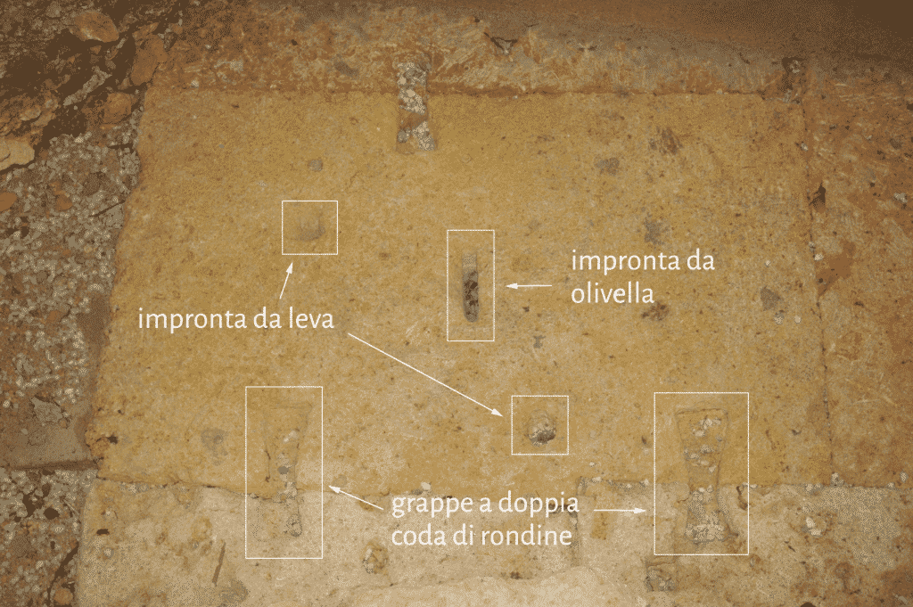 Dettaglio delle impronte della fase di sollevamento, posizionamento e fissaggio dei blocchi nella Torre de la Antiga Audiència.