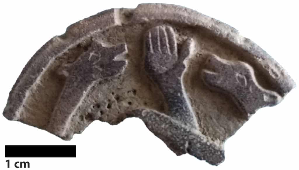 Second pion de jeu à décor animalier fragmentaire (obj-1008-01) découvert sur le site du Castéra à Langoiran (Gironde) (Cliché S. Renou).