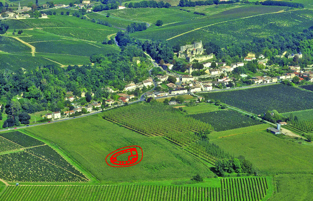 Les châteaux de Langoiran : à gauche sur le coteau, la forteresse du bas Moyen Âge et à droite dans la vallée le site du Castéra (cliché F. Didierjean 2005, DAO S. Faravel, d’après photo-interprétation de F. Didierjean).