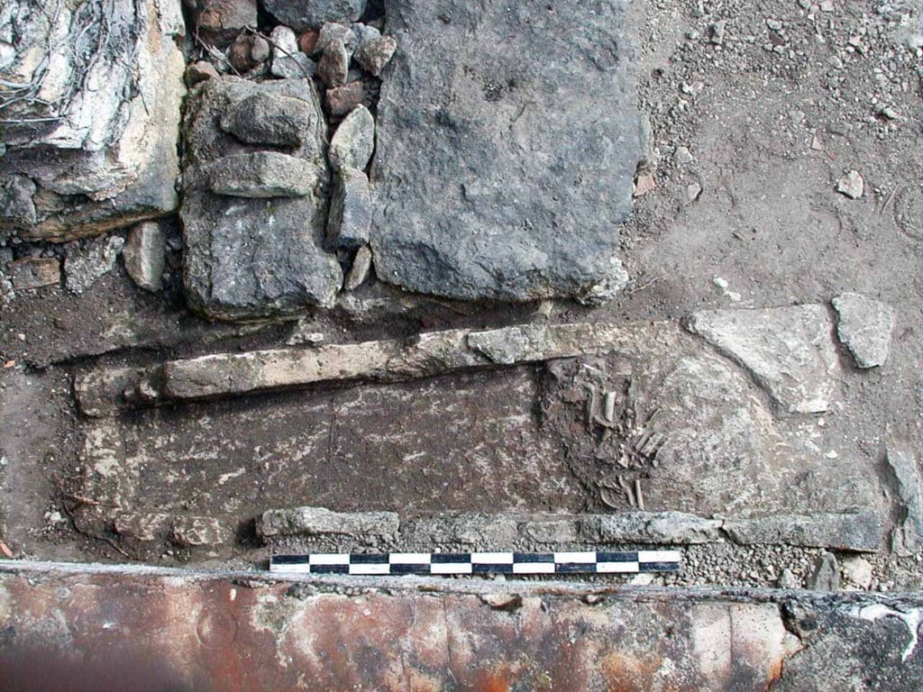 Sarcophage mérovigien réutilisé à la période médiévale