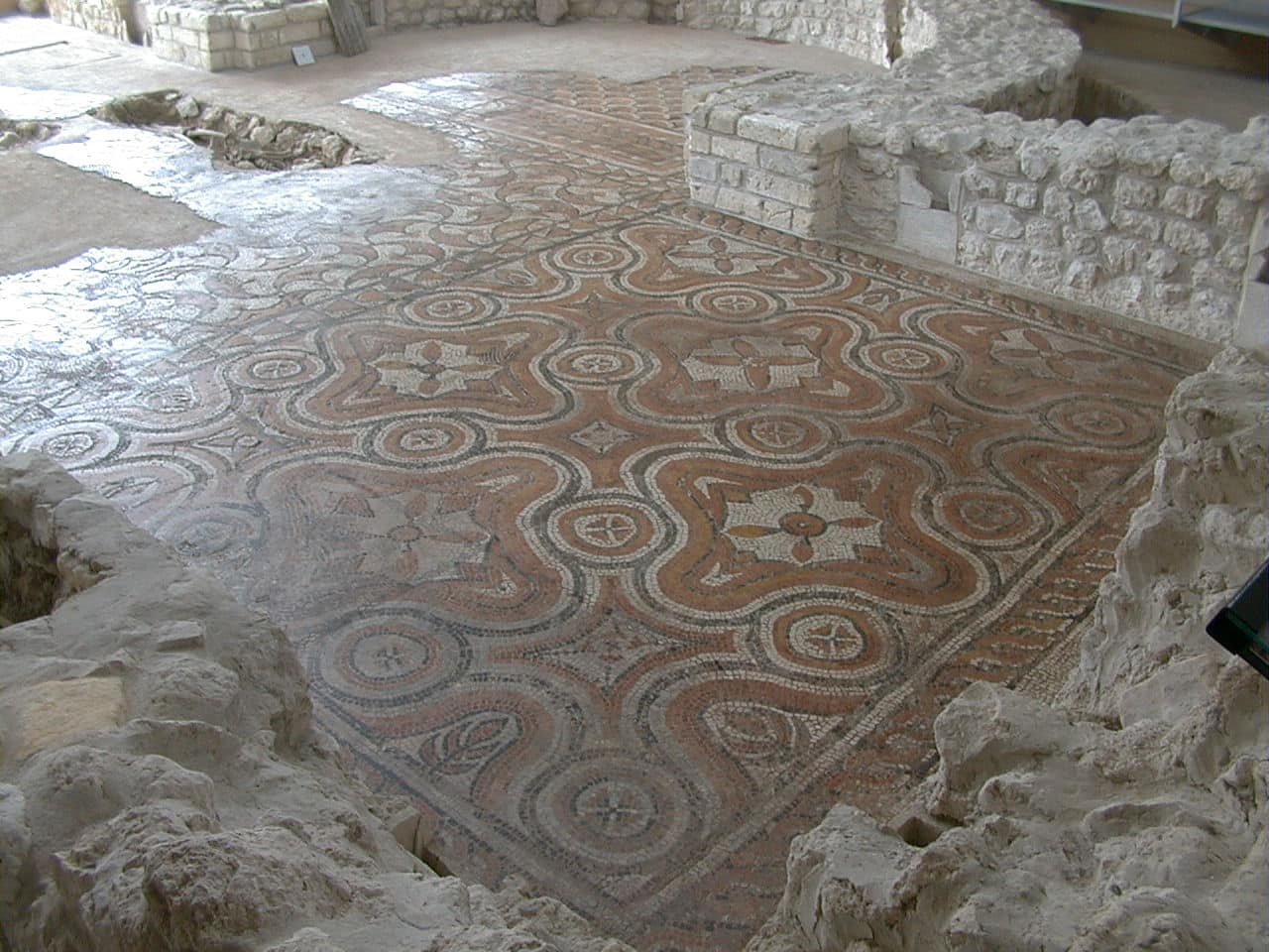 Pavement mosaïqué de l’espace ouest du triclinium