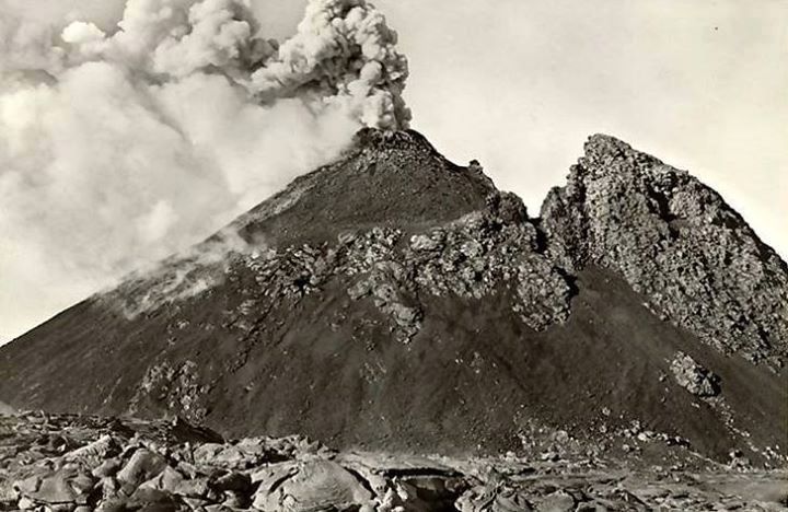 Sommet du volcan Vesuve en irruption près de Naples en 1888.