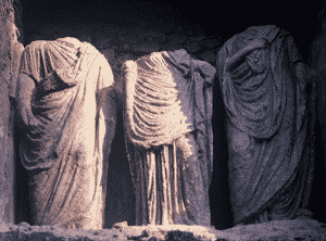 Statues habillées en toge au-dessus d’une tombe de Pompéi