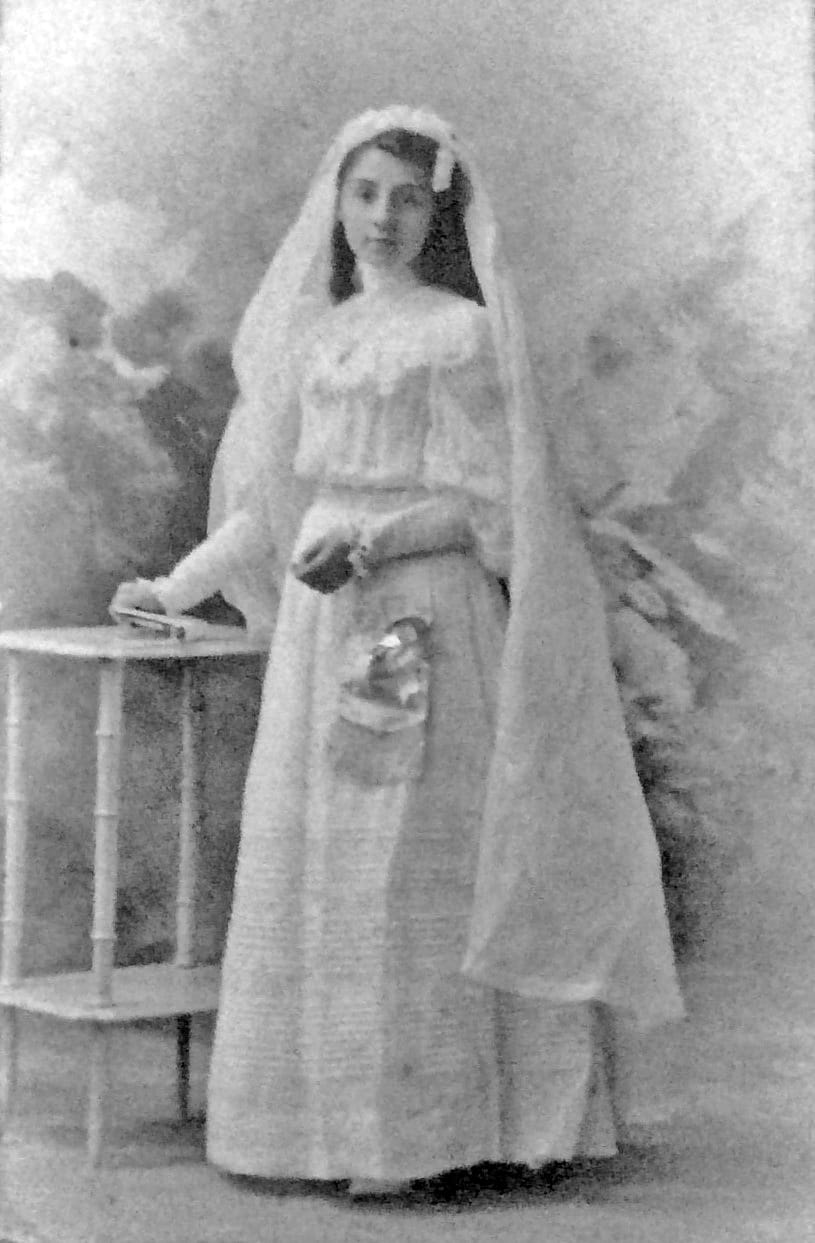 Berthe Truel en habits de communion