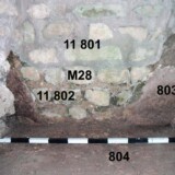 Fig. 15. Espace 11a : base du mur 28a et son enduit (Us. 11 803). Espace 11a base du mur 28a