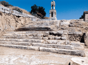 Fig. 17. Éleusis, Téléstérion, terrasse, extrémité nord, l’escalier menant au temple (cl. J. des C.).