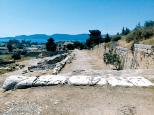 Fig. 18. Éleusis, Téléstérion, la terrasse vue du nord. Au premier plan, stylobate du temple d’époque romaine (cl. J. des C.).
