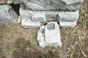 Messène, temple de Messéné. fragment du seuil latéral nord du pronaos (cl. A. Dubernet, 2016).