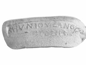 Fig. 6 (2). Stamp M. IVNIO SILANO from Caska (Cissa) (photo by T. Seguin/CCJ/Cissa Antiqua 2015) and its calque (made by N. Lete/Geoarheo d.o.o, courtesy of N. Lete).