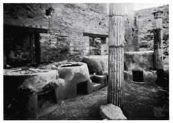 Fig. 2b. Cuves de mordançage de Pompéi–Puybaret 2008, 186, fig. 1, cl. 12 février 1938, SAP archives photographiques.