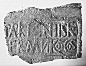 Fig. 6. Tegola con bollo menzionante il liberto T. Papirius Synhistor e datazione consolare conservata presso il Museo Civico Archeologico di Forlì (da Righini 2010, 12, fig. 7).