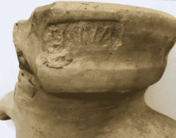 Fig. 6.1-2. Orlo con bollo acefalo [-–-]SENNA su Dressel 6B del sottotipo “a labbro alto” di Loron da Palazzo Massani.