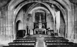 <figcaption style="line-height: 1em;"><i class="fas fa-tint"></i><span style="font-size: 11px;"> <b>Fig. 22. </b>
Carte postale de 1938 montrant l’intérieur de la chapelle Saint-Aubin. Coll. Michel Bernard.</span></figcaption> Carte postale de 1938 montrant l’intérieur de la chapelle Saint-Aubin. Coll. Michel Bernard.
