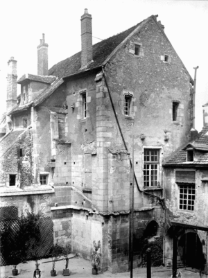 <figcaption style="line-height: 1em;"><i class="fas fa-tint"></i><span style="font-size: 11px;"> <b>Fig. 23. </b>
Cour du chapitre, vue des vestiges de la chapelle Saint-Aubin vers le Nord, fonds Boëll, Autun, vieilles rues, vieilles maisons, Album A 30, Bibliothèque de la Société Éduenne. © Société Éduenne.</span></figcaption> Cour du chapitre, vue des vestiges de la chapelle Saint-Aubin vers le Nord, fonds Boëll, Autun, vieilles rues, vieilles maisons, Album A 30, Bibliothèque de la Société Éduenne. © Société Éduenne.