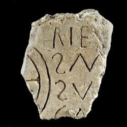 Inscription tardo-antique découverte à Lyon comptant parmi les sources d’inspiration de Marie Bonnin © Musée Ludgunum-Grand Lyon.