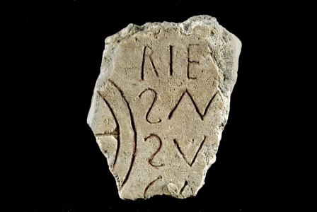 Inscription tardo-antique découverte à Lyon comptant parmi les sources d’inspiration de Marie Bonnin © Musée Ludgunum-Grand Lyon.
