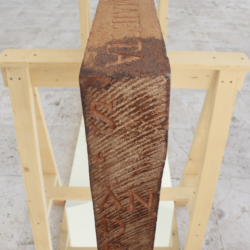 Relire-Relier. Détail, inscription sur la tranche relative au texte inscrit sur le plat de reliure médiéval © CVZ.