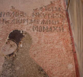 Constantinople, Saint-Sauveur-in Chora, XIVe siècle, mosaïque du narthex, détail du mortier de pose avec tracé préparatoire de l’inscription, peint en noir sur fond rouge © E. Neri.