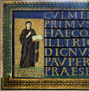 Rome, Sainte-Sabine, inscription de la contre façade, Ve siècle. Tesselles en verre à feuille d’or sur fond de tesselles blues en verre © E. Neri.