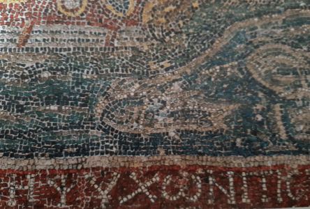 Thessalonique, Hosios-David, détail de l’inscription de la mosaïque du cul-de-four. Lettre en tesselles à feuille d’or et argent sur un fond rouge (de Mosaics of Thessaloniki, 2012).