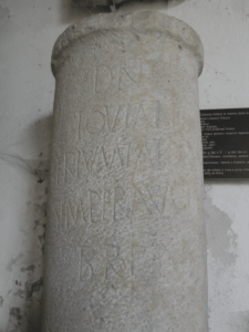 Milestone with an (honorific) inscription for Emperor Iovian (later re-inscribed for Emperors Valentinian I., Valens and Gratian), found besides a Roman road in the vicinity of Aquileia. Inscr. Aquil. II 2895; Date: AD 363/64; Present Location: Museo Archeologico Nazionale, Aquileia; © C. Witschel.