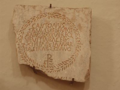 Funerary inscription of Cantonus, famulus Dei, from Emerita Augusta (Mérida). Cat. Inscr. Crist. Mérida 27; Date: AD 517; Present Location: Museo Visigotico, Mérida; © C. Witschel.