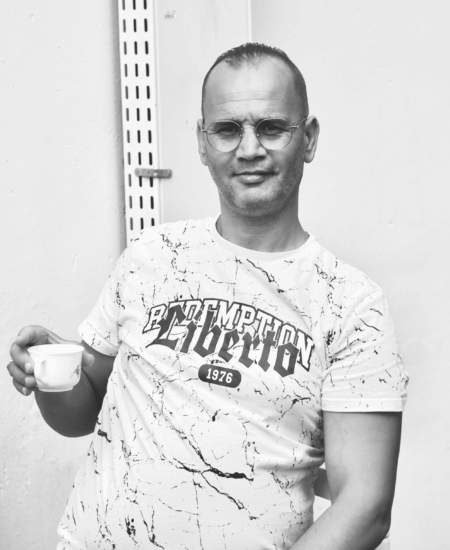 Réfugiés et mineurs isolés de Lourdes et Tarbes lors des différents ateliers artistiques, été 2023. Corinne Mathou.