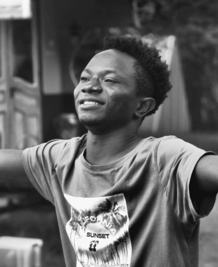 Réfugiés et mineurs isolés de Lourdes et Tarbes lors des différents ateliers artistiques, été 2023. Corinne Mathou.