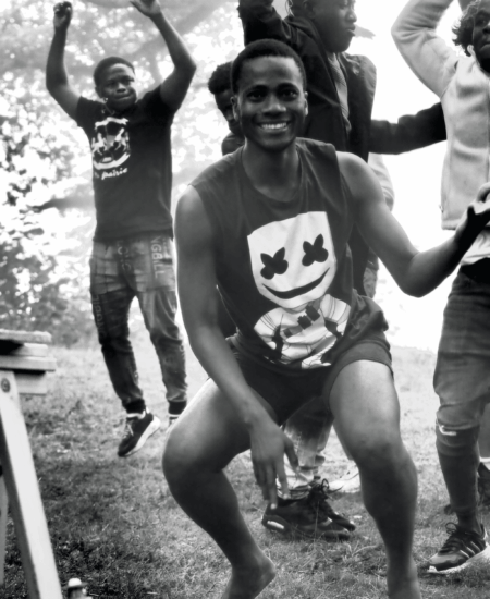 Réfugiés et mineurs isolés de Lourdes et Tarbes lors des différents ateliers artistiques, été 2023. Corinne Mathou.