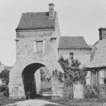 « Le presbytère, à Saint-Jean-aux-Bois », <em>À la France : sites et monuments. Autour de Paris (Seine-et-Oise, Seine-et-Marne, Oise)</em>, 1902, p. 85. Source : <a class="hyperlink" href="https://gallica.bnf.fr/ark:/12148/bpt6k6490962v/f91.item">Gallica BnF</a>.