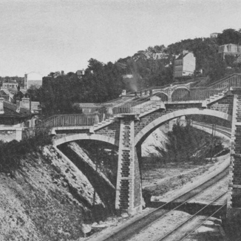 « Le bas-Meudon », <em>À la France : sites et monuments. Autour de Paris (Seine-et-Oise, Seine-et-Marne, Oise)</em>, 1902, p. 24. Source : <a class="hyperlink" href="https://gallica.bnf.fr/ark:/12148/bpt6k6490962v/f30.item">Gallica BnF</a>.