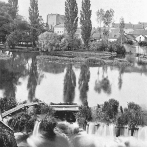 « Le Loing, à Moret », <em>À la France : sites et monuments. Autour de Paris (Seine-et-Oise, Seine-et-Marne, Oise)</em>, 1902, p. 59. Source : <a class="hyperlink" href="https://gallica.bnf.fr/ark:/12148/bpt6k6490962v/f65.item">Gallica BnF</a>.