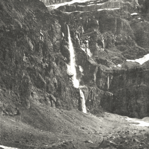 « Cascade de Gavarnie », <em>À la France : sites et monuments. Gascogne et Pyrénées-Orientales (Basses-Pyrénées,Hautes-Pyrénées, Landes)</em>, 1903, p. 86. Source : <a class="hyperlink" href="https://gallica.bnf.fr/ark:/12148/bpt6k6494037x/f94.item">Gallica BnF</a>.