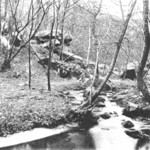 O. Reclus, « Le ruisseau des Vaux-de-Cernay », À la France : sites et monuments. Autour
de Paris (Seine-et-Oise, Seine-et-Marne, Oise), 1902, p. 38. Source : <a class="hyperlink" href="https://gallica.bnf.fr/ark:/12148/bpt6k6490962v/f44.item">Gallica BnF</a>.