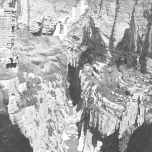 O. Reclus, « Gorges du Rummel à Constantine », <em>À la France : sites et monuments. Algérie (Alger, Constantine, Oran)</em>, 1902, p. 91. Source : <a class="hyperlink" href="https://gallica.bnf.fr/ark:/12148/bpt6k6491911v/f101.item">Gallica BnF</a>.