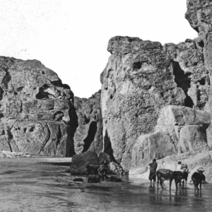 O. Reclus, « Entrée des gorges du Seldja », <em>À la France : sites et monuments. Tunisie (Tunis, environs de Tunis, Tunisie septentrionale et Kroumirie, Sousse et Tunisie centrale, Sfax, de Gafsa au Djérid, Gabès et Sud Tunisien, île de Djerba)</em>, 1902, p. 96. Source : <a class="hyperlink" href="https://gallica.bnf.fr/ark:/12148/bpt6k64921189/f102.item">Gallica BnF</a>.