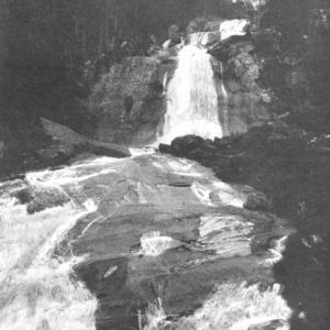 O. Reclus, « Pont d’Espagne – Chute supérieure »,<em> À la France : sites et monuments. Gascogne et Pyrénées-Orientales (Basses-Pyrénées, Hautes-Pyrénées, Landes)</em>, 1903, p. 73. Source : <a class="hyperlink" href="https://gallica.bnf.fr/ark:/12148/bpt6k6494037x/f81.item">Gallica BnF</a>.