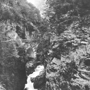 O. Reclus, « Laruns – Pont du Hourat », <em>À la France : sites et monuments. Gascogne et Pyrénées-Orientales (Basses-Pyrénées, Hautes-Pyrénées, Landes)</em>, 1903, p. 49. Source : <a class="hyperlink" href="https://gallica.bnf.fr/ark:/12148/bpt6k6494037x/f57.item">Gallica BnF</a>.